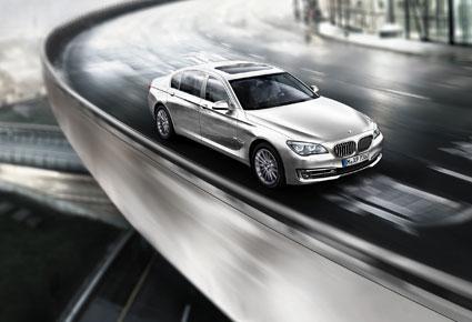 الفئة السابعة من BMW تجمع ما بين الراحة والفخامة الأداء 